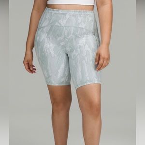 New Lululemon Swift Speed High Rise 8” Shorts Chevron Silver Blue White size 4